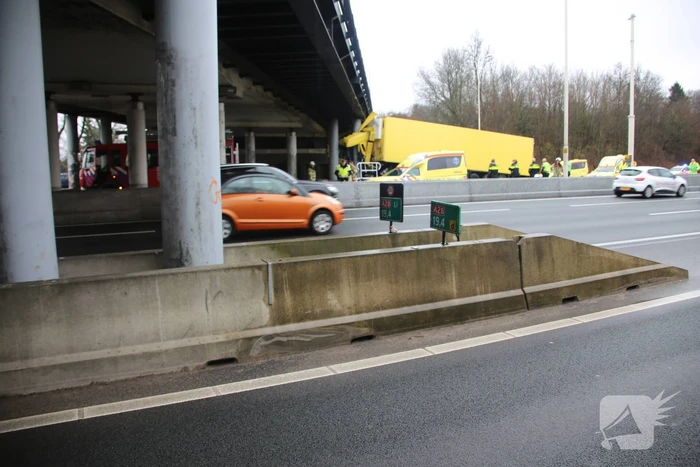 Vrachtwagenchauffeur overleden na botsing viaduct
