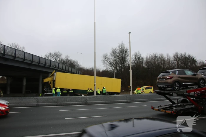 Vrachtwagenchauffeur overleden na botsing viaduct