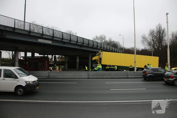 Vrachtwagenchauffeur overleden na botsing viaduct