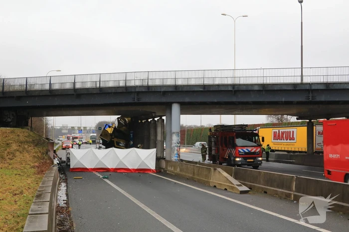 Vrachtwagenchauffeur overleden na botsing viaduct