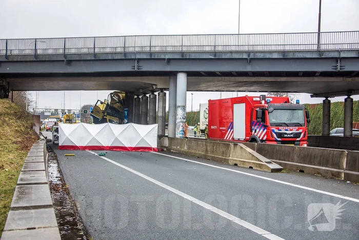 Vrachtwagenchauffeur overleden na botsing viaduct