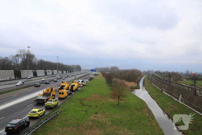 Vrachtwagen kantelt snelweg dicht