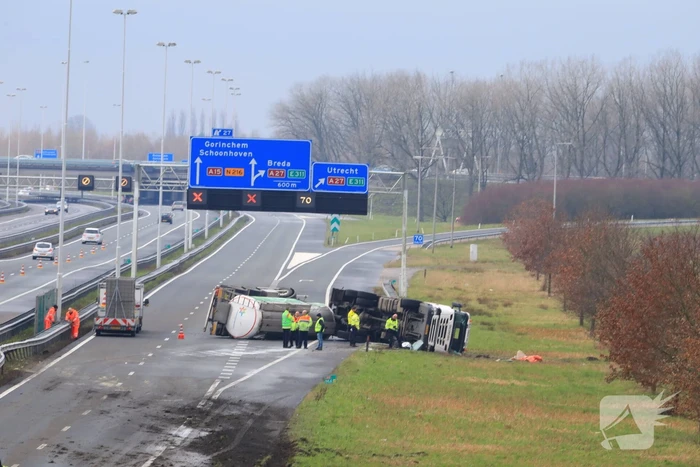 Vrachtwagen kantelt snelweg dicht