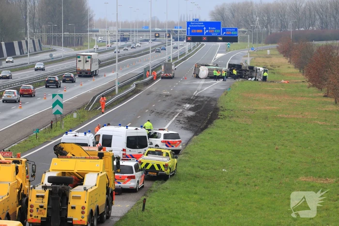 Vrachtwagen kantelt snelweg dicht