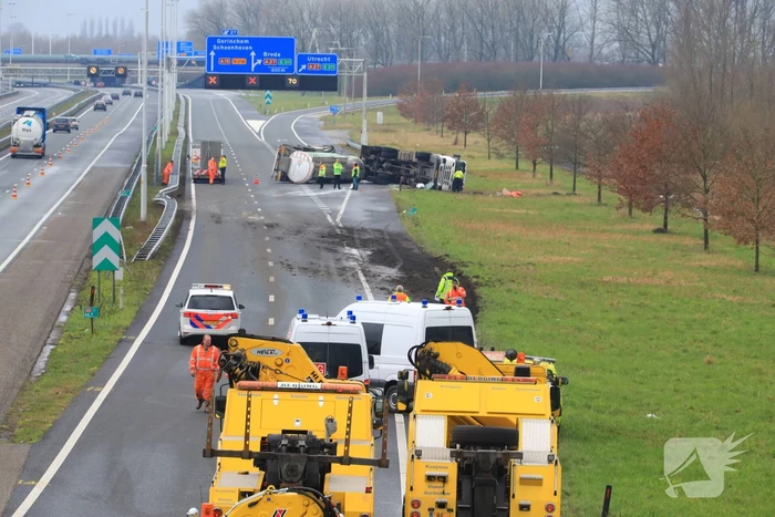 Vrachtwagen kantelt snelweg dicht