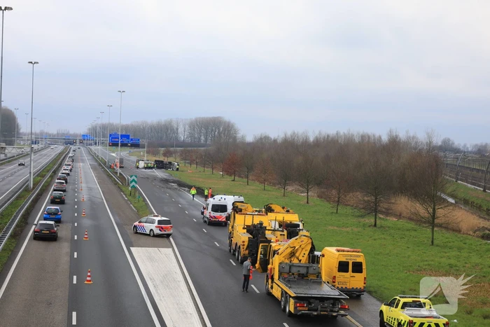 Vrachtwagen kantelt snelweg dicht
