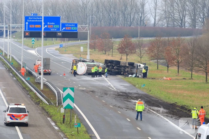 Vrachtwagen kantelt snelweg dicht