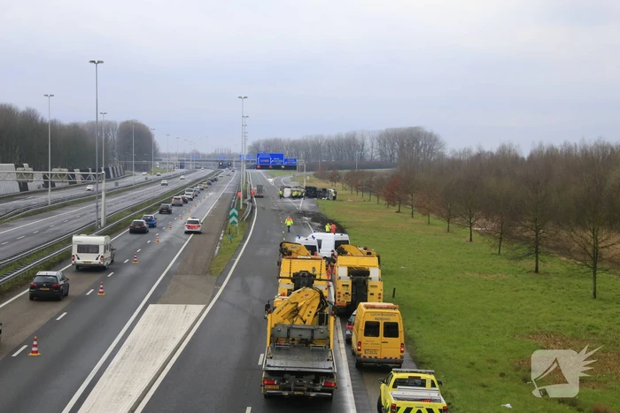 Vrachtwagen kantelt snelweg dicht