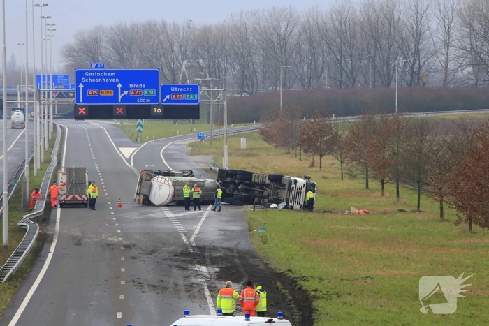 Vrachtwagen kantelt snelweg dicht
