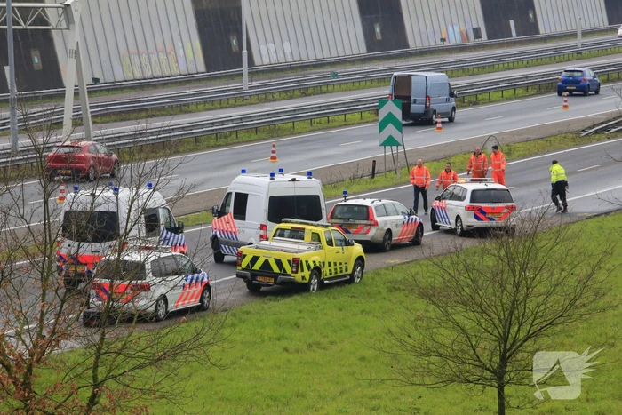 Vrachtwagen kantelt snelweg dicht