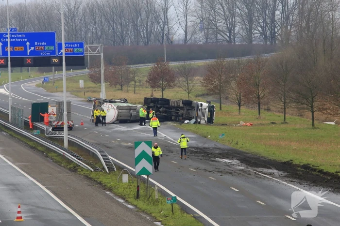 Vrachtwagen kantelt snelweg dicht