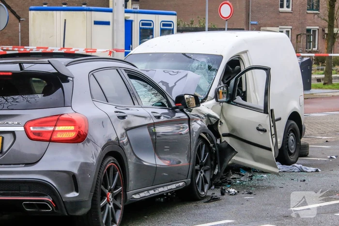 Bestuurder ernstig gewond bij frontale botsing