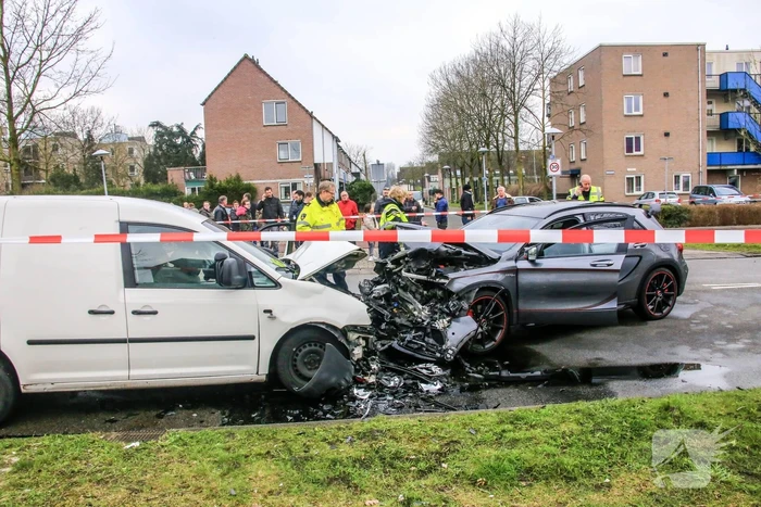 Bestuurder ernstig gewond bij frontale botsing