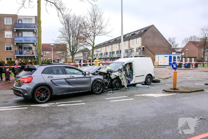 Bestuurder ernstig gewond bij frontale botsing