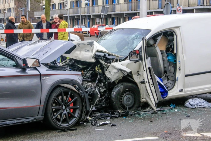 Bestuurder ernstig gewond bij frontale botsing