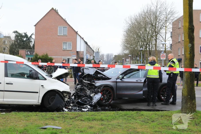 Bestuurder ernstig gewond bij frontale botsing