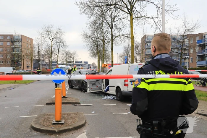 Bestuurder ernstig gewond bij frontale botsing