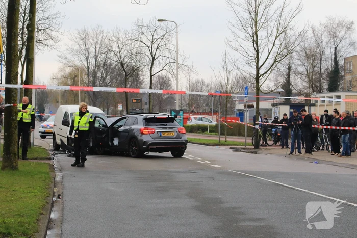 Bestuurder ernstig gewond bij frontale botsing