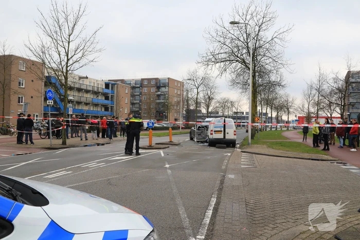 Bestuurder ernstig gewond bij frontale botsing