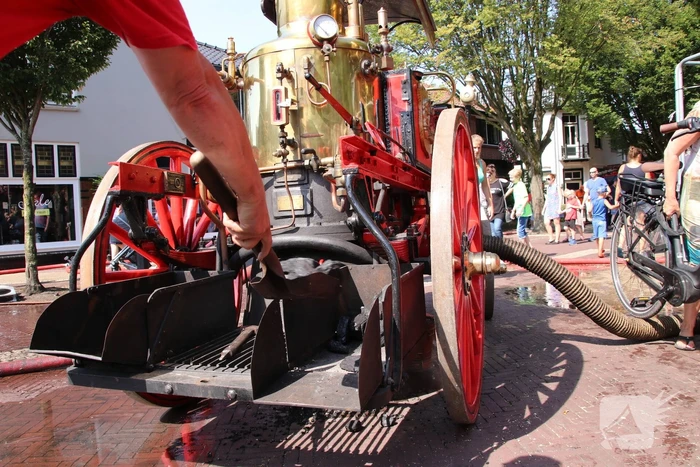 Grote drukte op de dag van de oude brandweerwagen