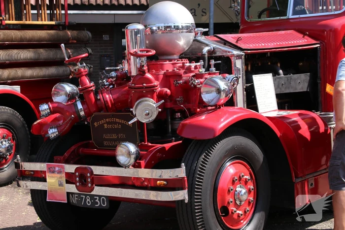 Grote drukte op de dag van de oude brandweerwagen