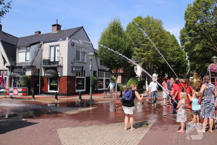 Grote drukte op de dag van de oude brandweerwagen
