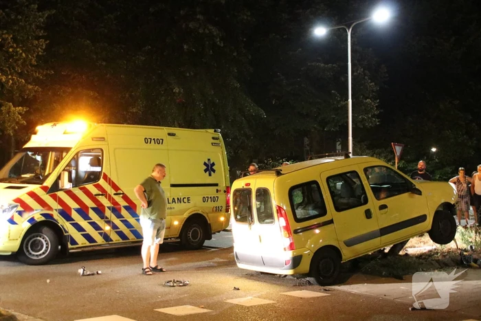 Auto ramt lantarenpaal bestuurder gewond