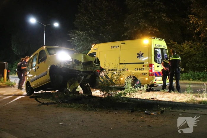 Auto ramt lantarenpaal bestuurder gewond