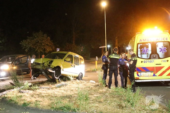 Auto ramt lantarenpaal bestuurder gewond