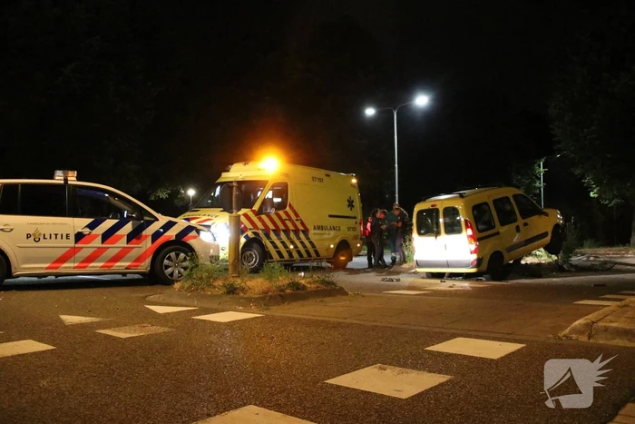 Auto ramt lantarenpaal bestuurder gewond