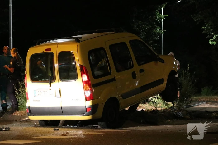 Auto ramt lantarenpaal bestuurder gewond
