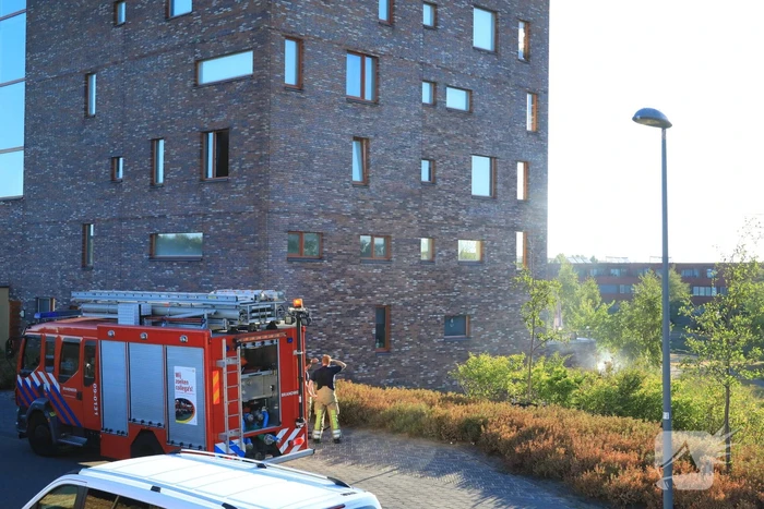 Buitenbrand nabij gevel appartementencomplex