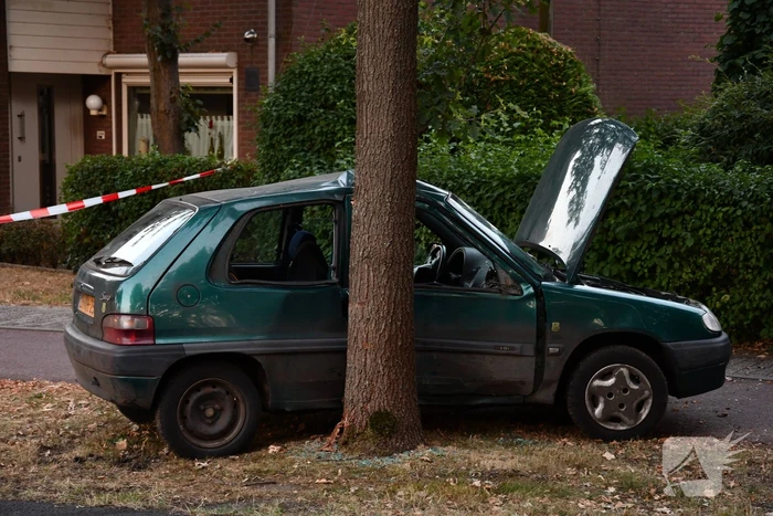 Auto total loss na knal tegen boom