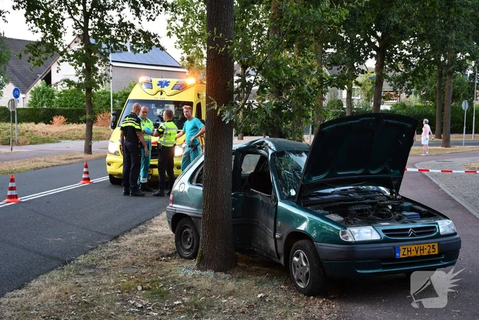 Auto total loss na knal tegen boom