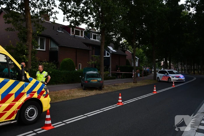 Auto total loss na knal tegen boom