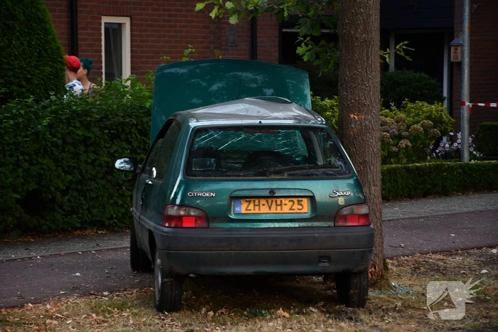 Auto total loss na knal tegen boom