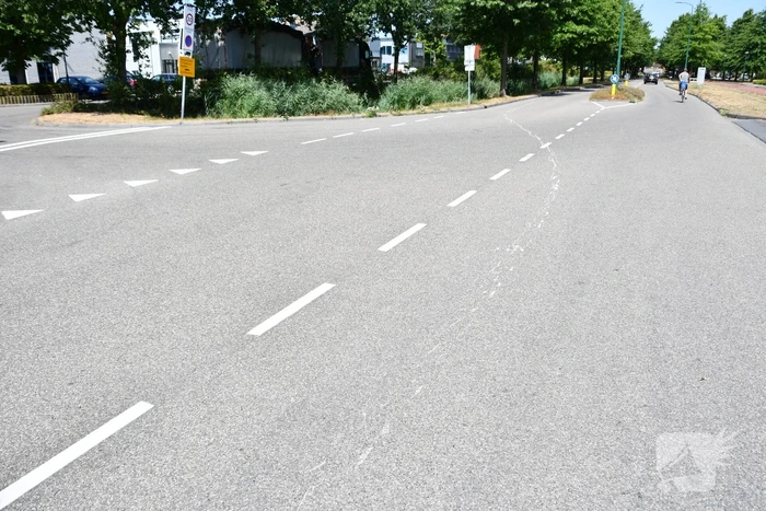 Honderden meters witte verfspoor over de weg