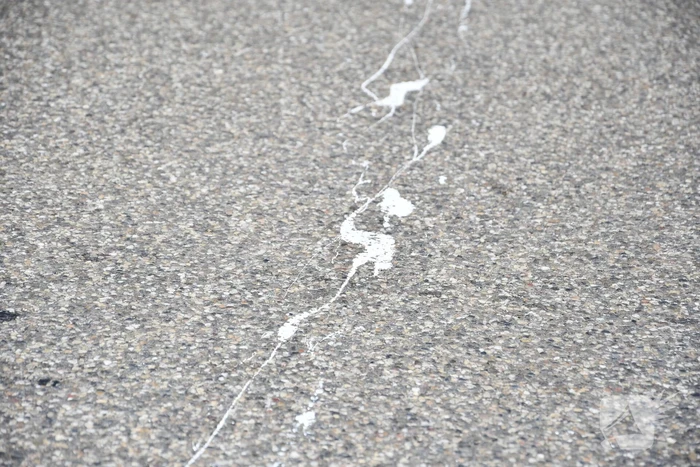 Honderden meters witte verfspoor over de weg