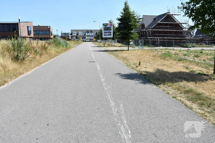 Honderden meters witte verfspoor over de weg