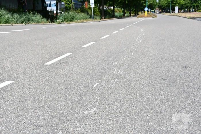 Honderden meters witte verfspoor over de weg