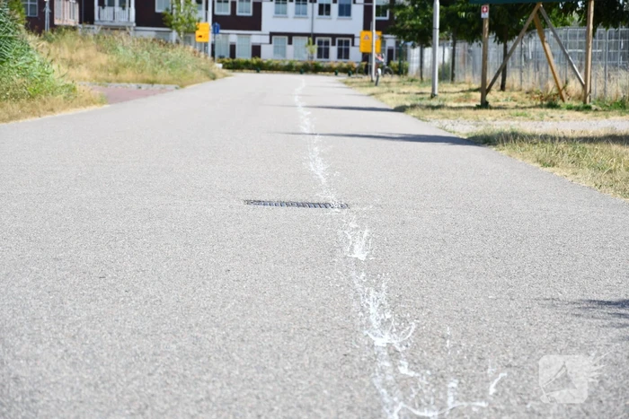 Honderden meters witte verfspoor over de weg