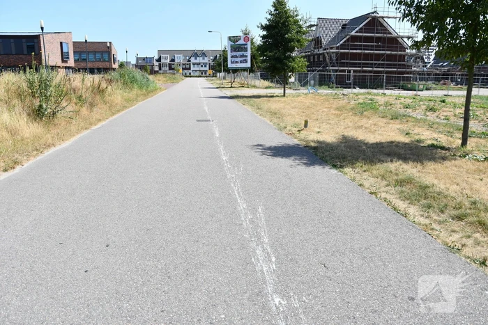 Honderden meters witte verfspoor over de weg