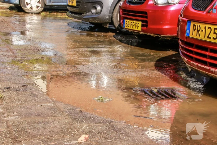 Parkeerplaatsen onder water door gesprongen waterleiding