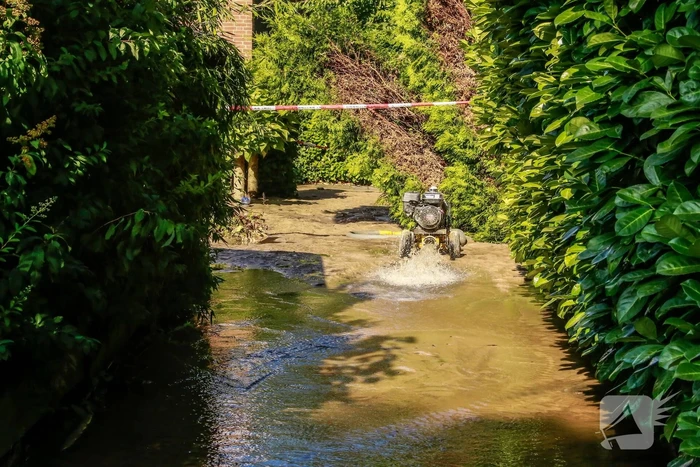 Parkeerplaatsen onder water door gesprongen waterleiding
