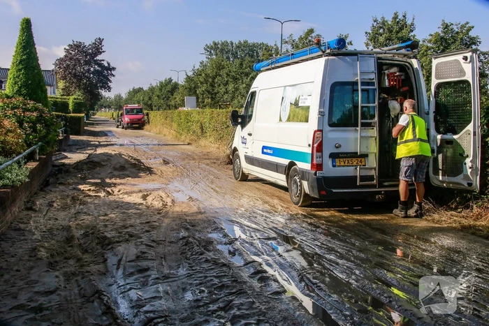 Parkeerplaatsen onder water door gesprongen waterleiding