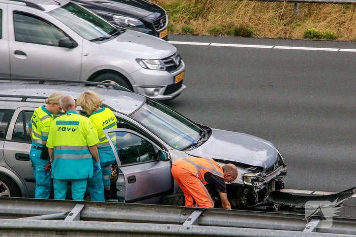 Automobilist ramt vangrail