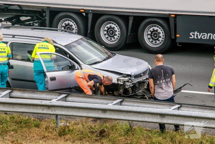 Automobilist ramt vangrail