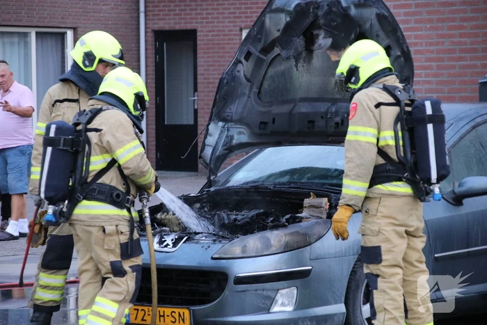 Auto vat vlam voor de garage