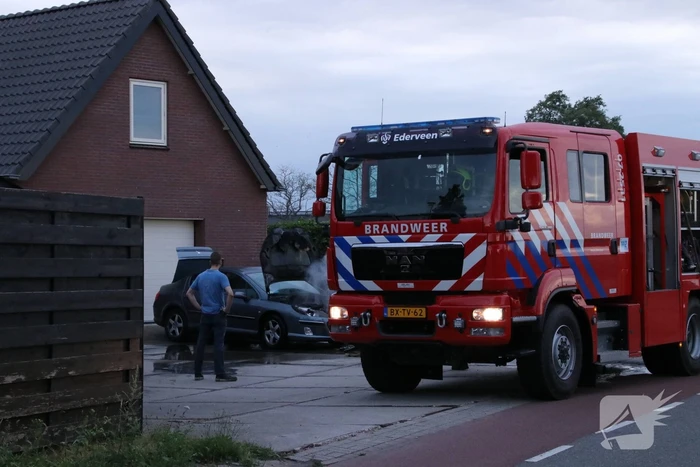Auto vat vlam voor de garage