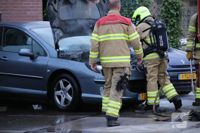 Auto vat vlam voor de garage